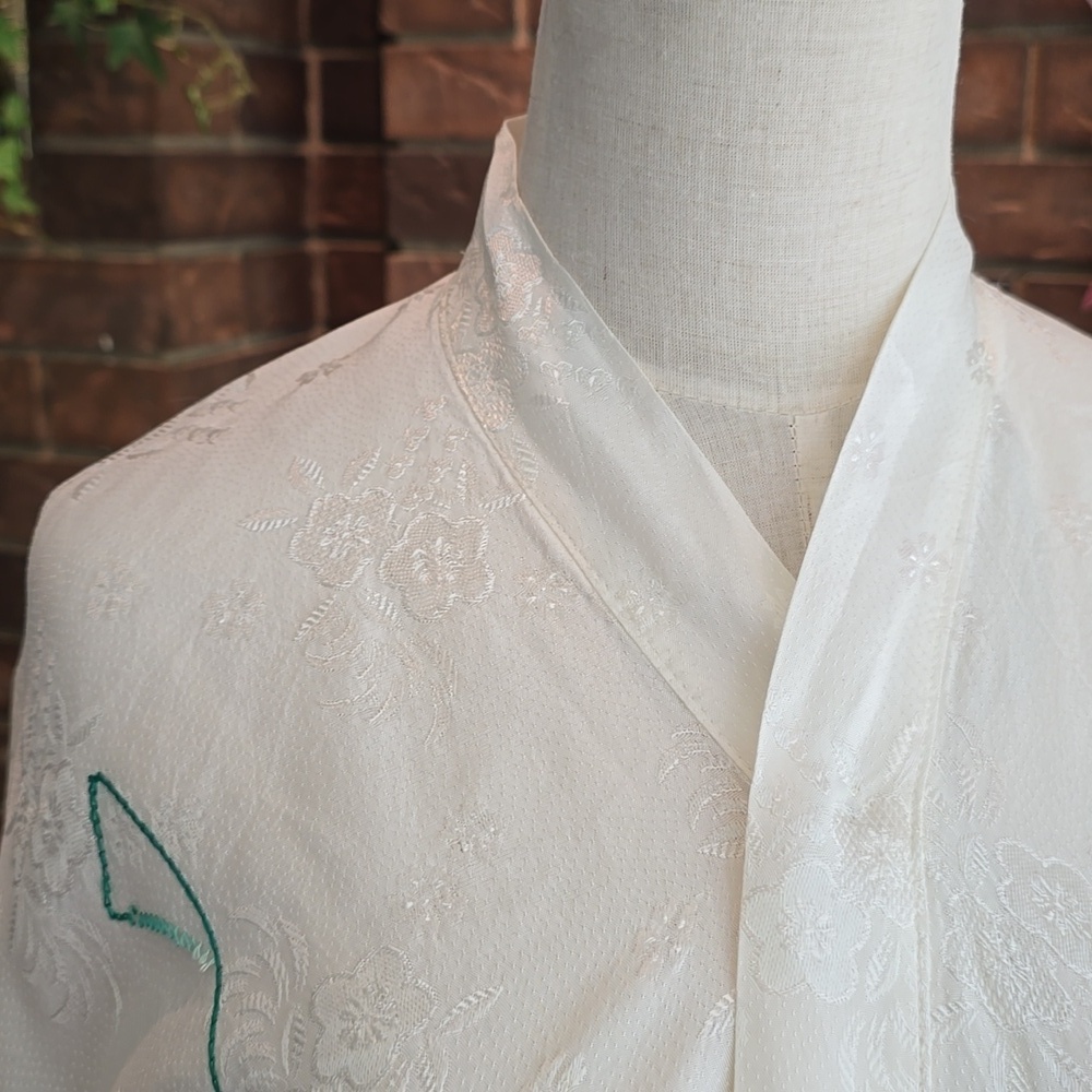 Stunning White Kimono with Lovely Floral Embroidery, Vintage​​ - Picture 3 of 12